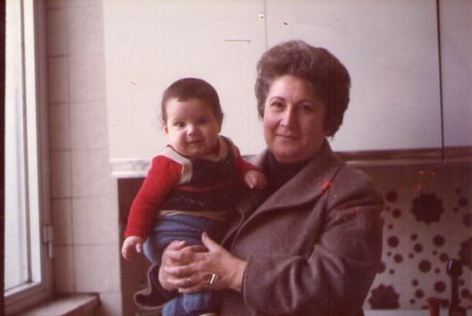 Davide Deligio nagymamája karjaiban. 