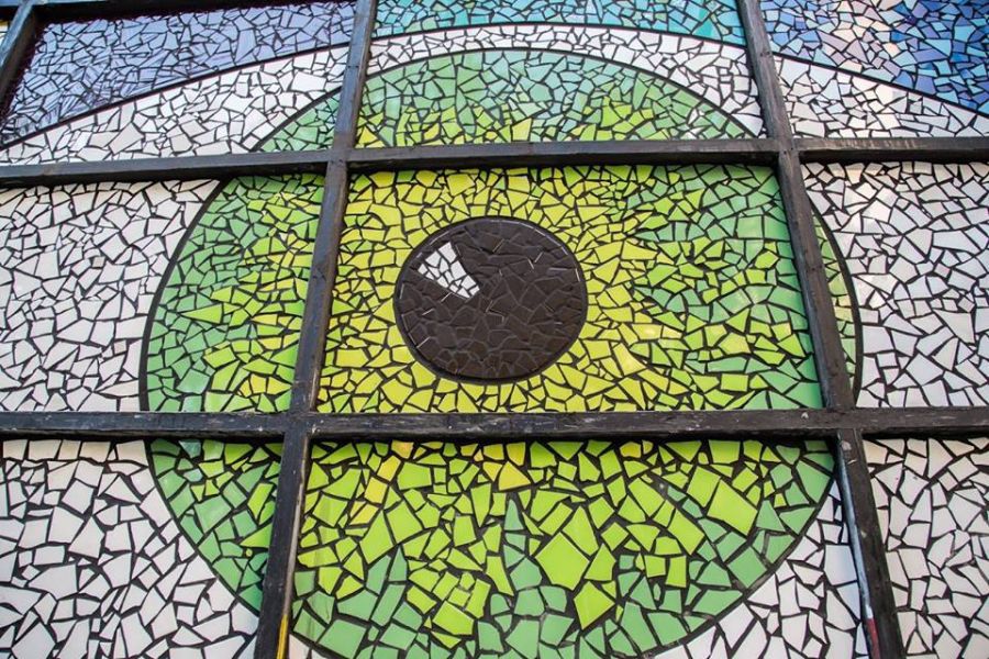 A Rácskert egyik óriás mozaikszeme a bulinegyedben