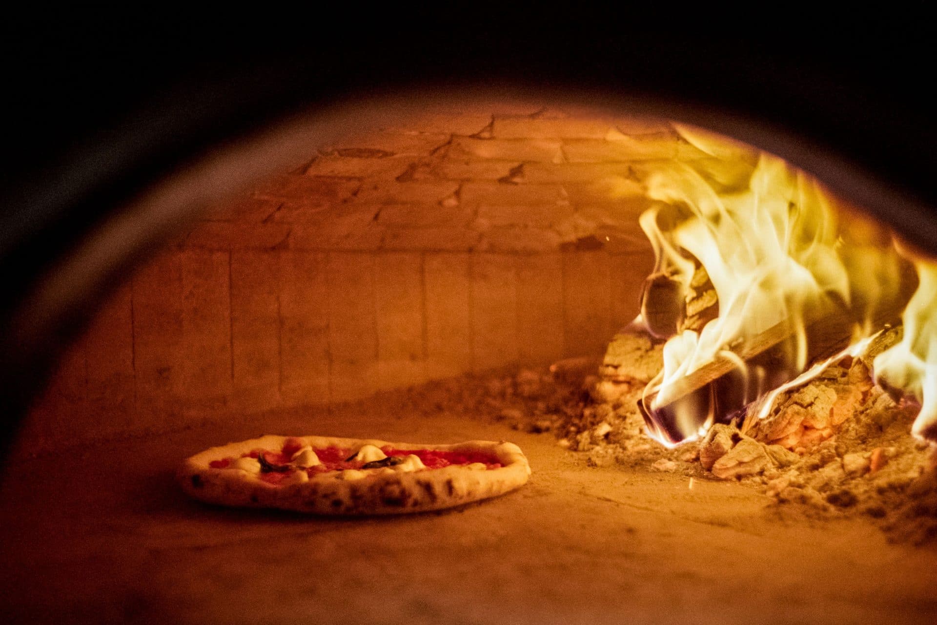"Van helye a nápolyi pizzának Budapesten" - Dining Guide