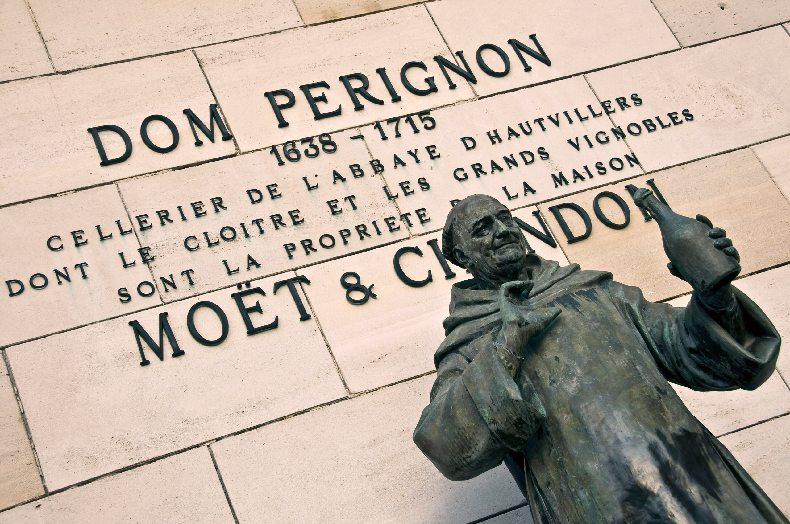 Dom Pérignon - Az Hautvillers-i apátságtól a világ leghíresebb pezsgőjéig, mítoszok nélkül